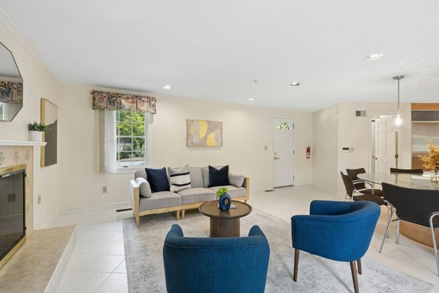 18 Lois Lane 18, Lexington, MA 02420