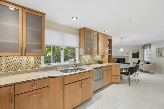 18 Lois Lane 18, Lexington, MA 02420