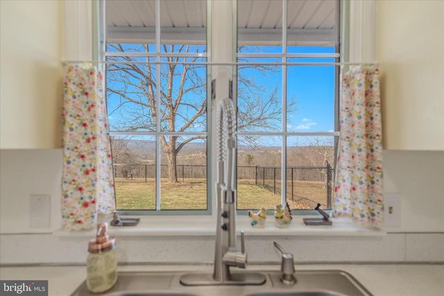 2431 HIGHLAND RIDGE RD, Berkeley Springs, WV 25411