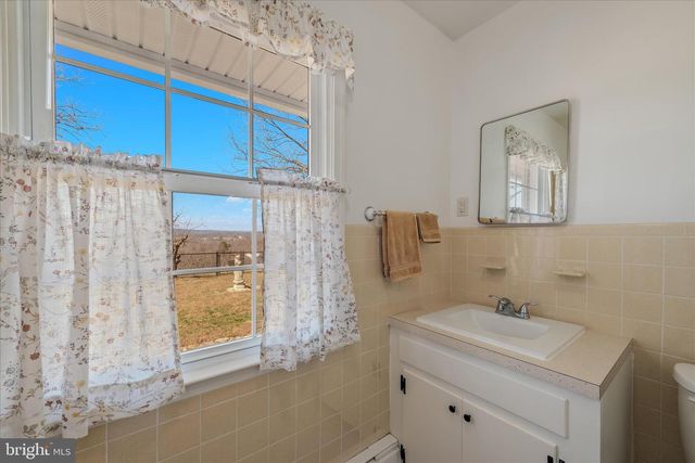 2431 HIGHLAND RIDGE RD, Berkeley Springs, WV 25411