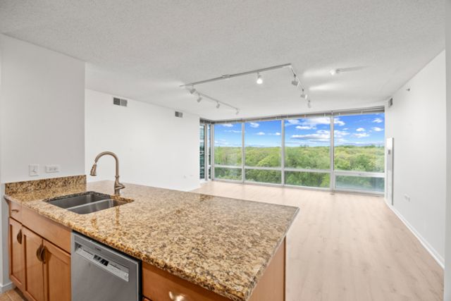9715 Woods Drive 1008, Skokie, IL 60077