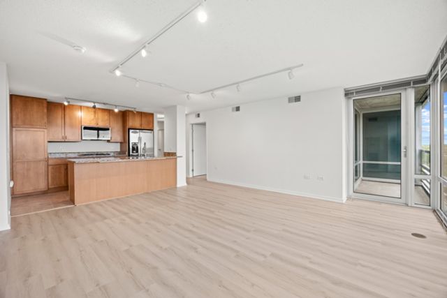 9715 Woods Drive 1008, Skokie, IL 60077