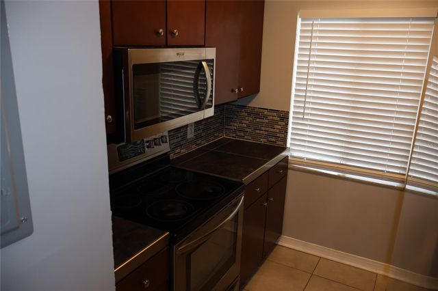 7609 ABBEY LANE B, Tampa, FL 33617