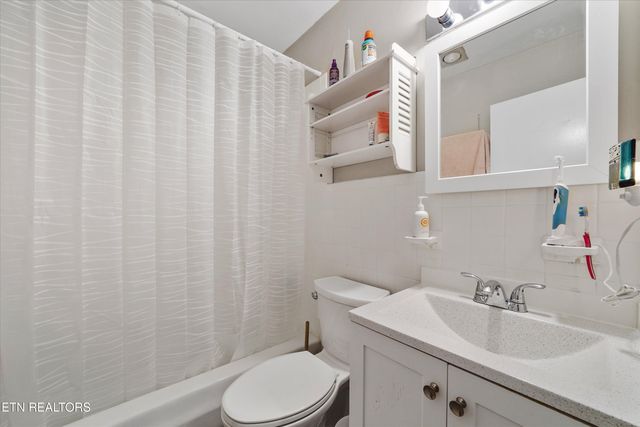 102 Sanford Lane, Oak Ridge, TN 37830