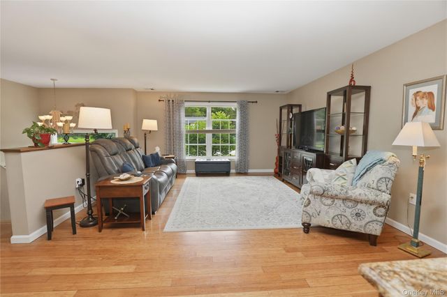 34 Palmer Circle, Poughquag, NY 12570