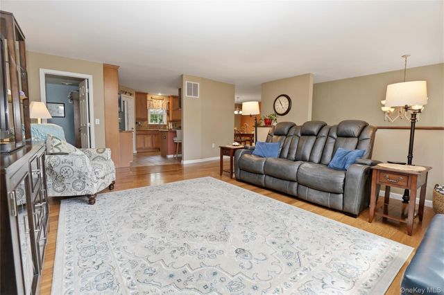 34 Palmer Circle, Poughquag, NY 12570