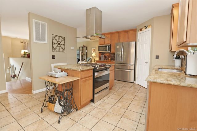34 Palmer Circle, Poughquag, NY 12570
