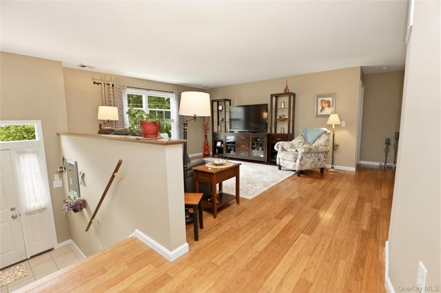 34 Palmer Circle, Poughquag, NY 12570
