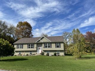 34 Palmer Circle, Poughquag, NY 12570