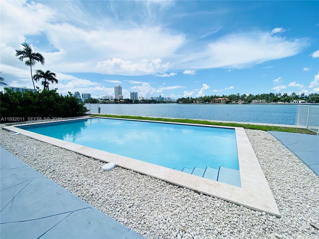 960 Bay Dr 910, Miami Beach, FL 33141