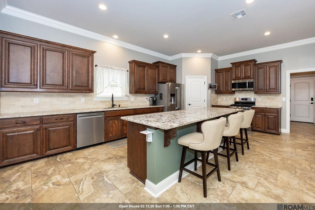 812 Beaumont Dr, Gonzales, LA 70737