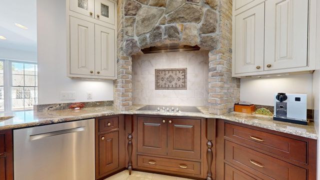 138 Amberville Rd, North Andover, MA 01845
