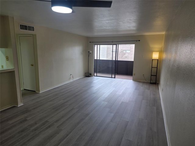3025 Walnut Bend Lane 21, Houston, TX 77042