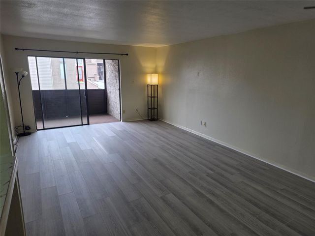 3025 Walnut Bend Lane 21, Houston, TX 77042
