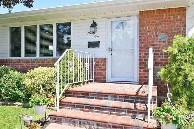 91 Pollok Place, Hicksville, NY 11801