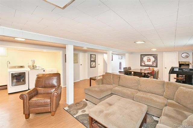 91 Pollok Place, Hicksville, NY 11801