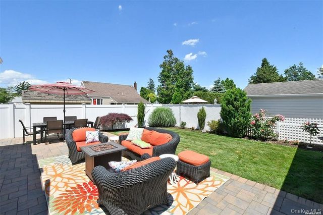 91 Pollok Place, Hicksville, NY 11801