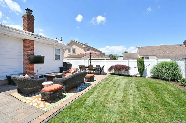 91 Pollok Place, Hicksville, NY 11801