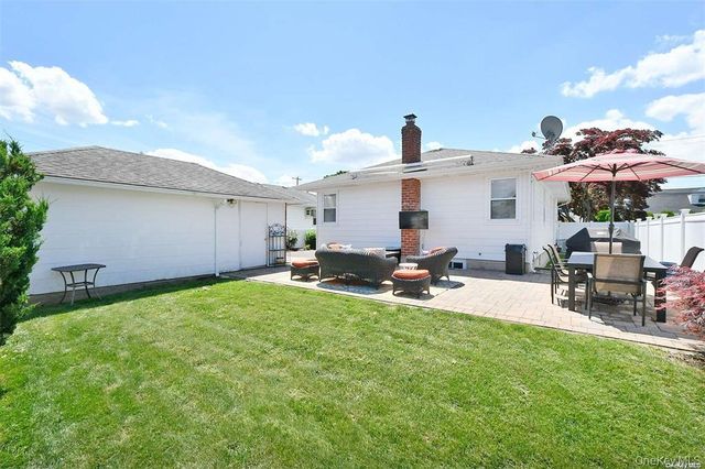 91 Pollok Place, Hicksville, NY 11801