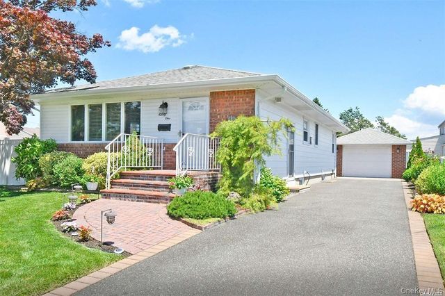 91 Pollok Place, Hicksville, NY 11801