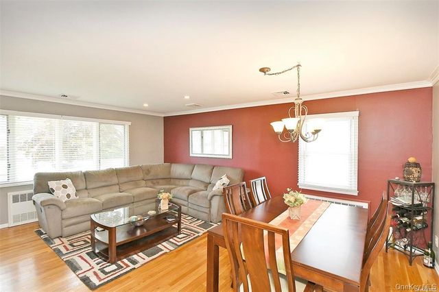 91 Pollok Place, Hicksville, NY 11801