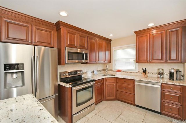 91 Pollok Place, Hicksville, NY 11801