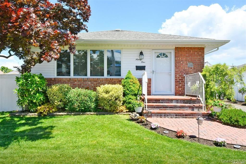 91 Pollok Place, Hicksville, NY 11801
