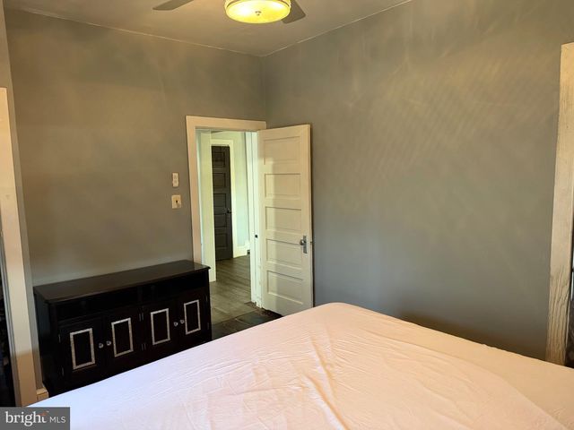 327 OAKLAND AVE, Maple Shade, NJ 08052
