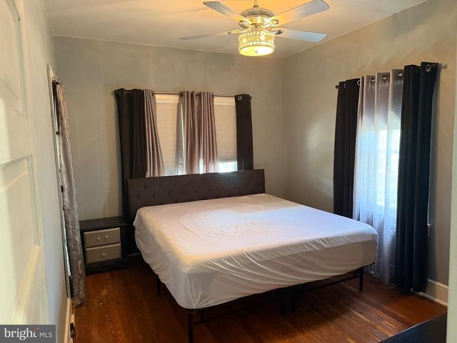 327 OAKLAND AVE, Maple Shade, NJ 08052