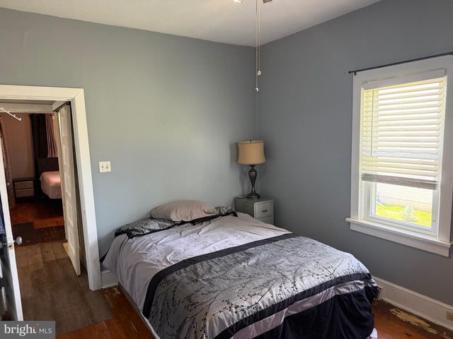 327 OAKLAND AVE, Maple Shade, NJ 08052