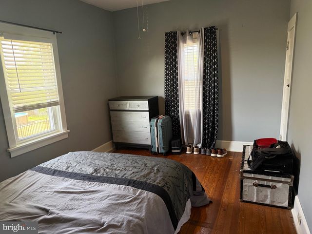 327 OAKLAND AVE, Maple Shade, NJ 08052
