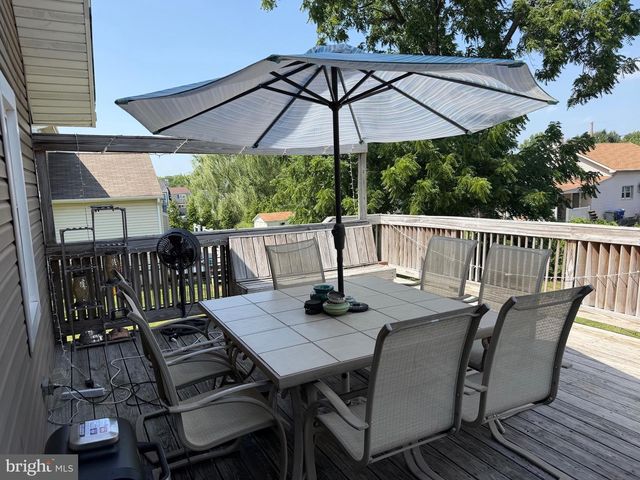 327 OAKLAND AVE, Maple Shade, NJ 08052