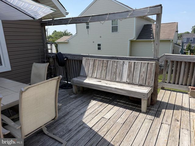 327 OAKLAND AVE, Maple Shade, NJ 08052