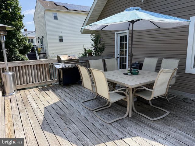 327 OAKLAND AVE, Maple Shade, NJ 08052