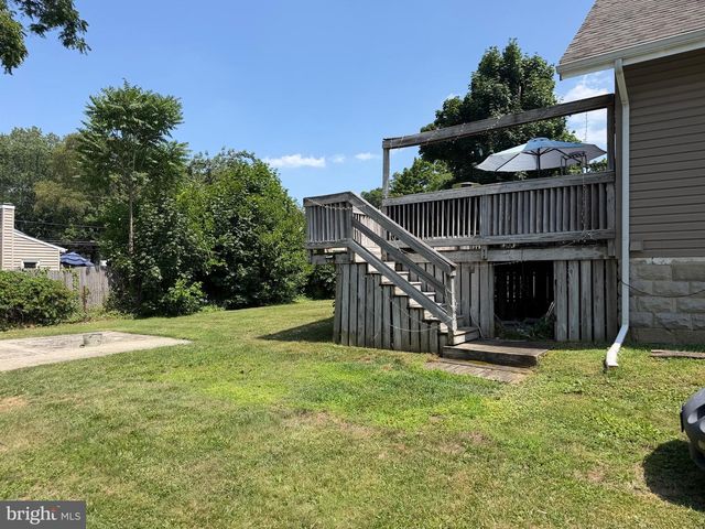 327 OAKLAND AVE, Maple Shade, NJ 08052