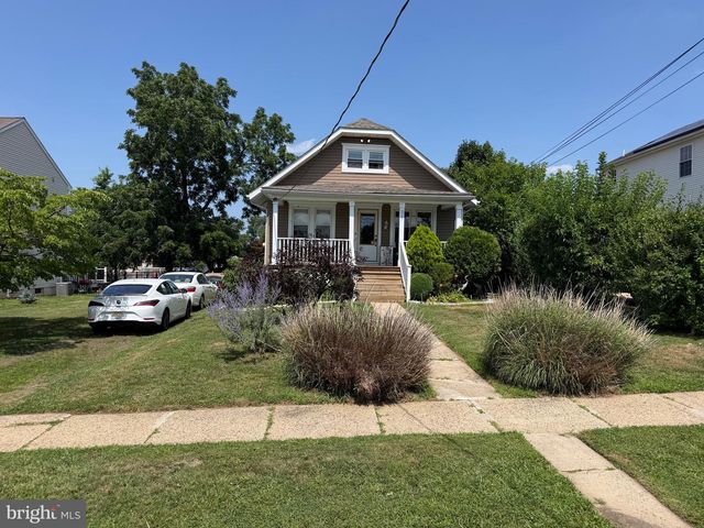 327 OAKLAND AVE, Maple Shade, NJ 08052