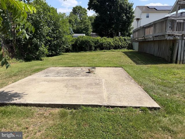 327 OAKLAND AVE, Maple Shade, NJ 08052