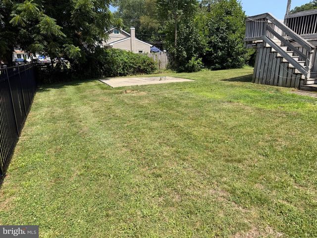 327 OAKLAND AVE, Maple Shade, NJ 08052