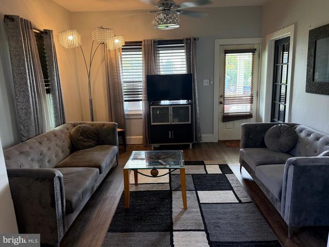 327 OAKLAND AVE, Maple Shade, NJ 08052
