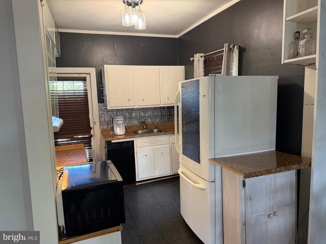 327 OAKLAND AVE, Maple Shade, NJ 08052