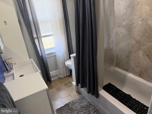 327 OAKLAND AVE, Maple Shade, NJ 08052