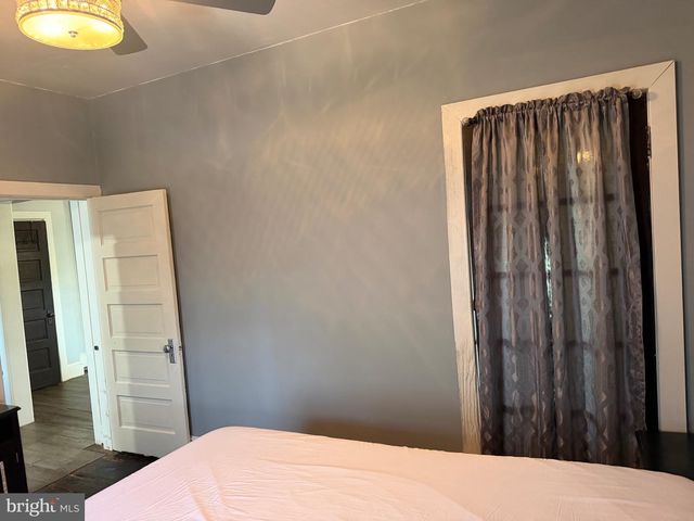 327 OAKLAND AVE, Maple Shade, NJ 08052