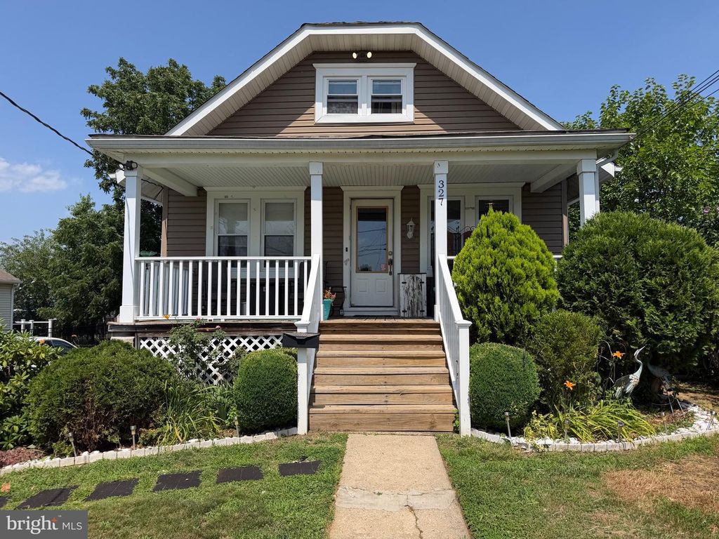 327 OAKLAND AVE, Maple Shade, NJ 08052