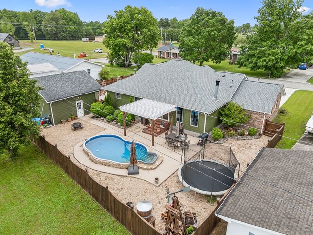 595 Pack Cir, Smithville, TN 37166