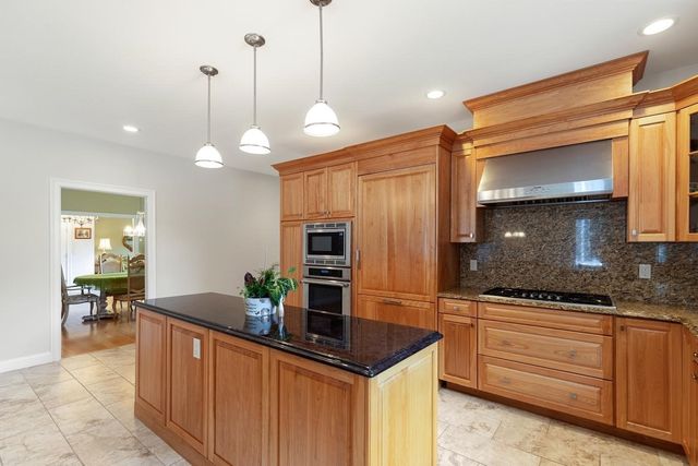 30 Hampden Ave, Burlington, MA 01803