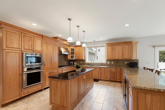 30 Hampden Ave, Burlington, MA 01803