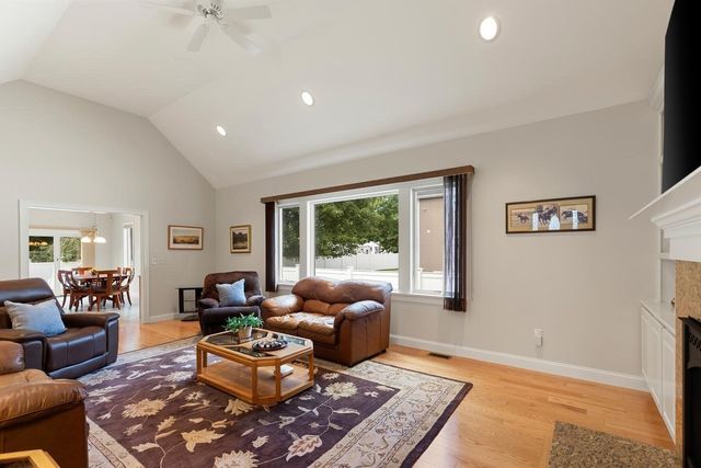 30 Hampden Ave, Burlington, MA 01803