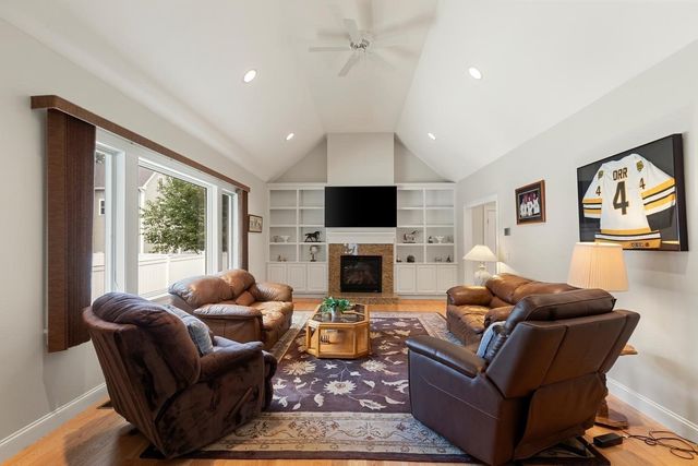 30 Hampden Ave, Burlington, MA 01803