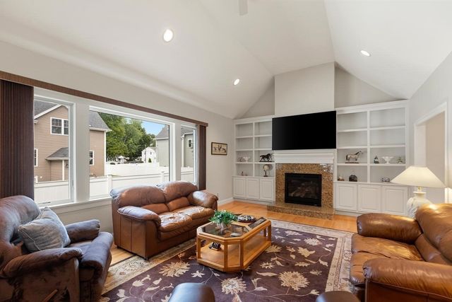 30 Hampden Ave, Burlington, MA 01803
