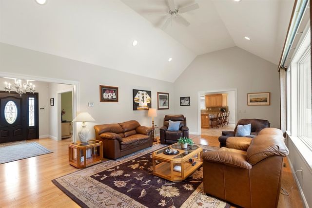 30 Hampden Ave, Burlington, MA 01803